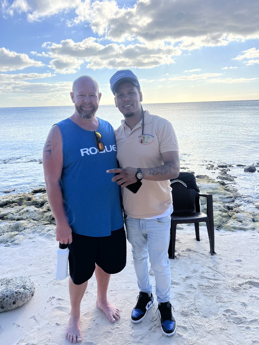 erinwalter3's tweet photo. Planting @FortheBaycc marketing in the Dominican. Giving away the goods.. https://t.co/rz3WOXPcob
