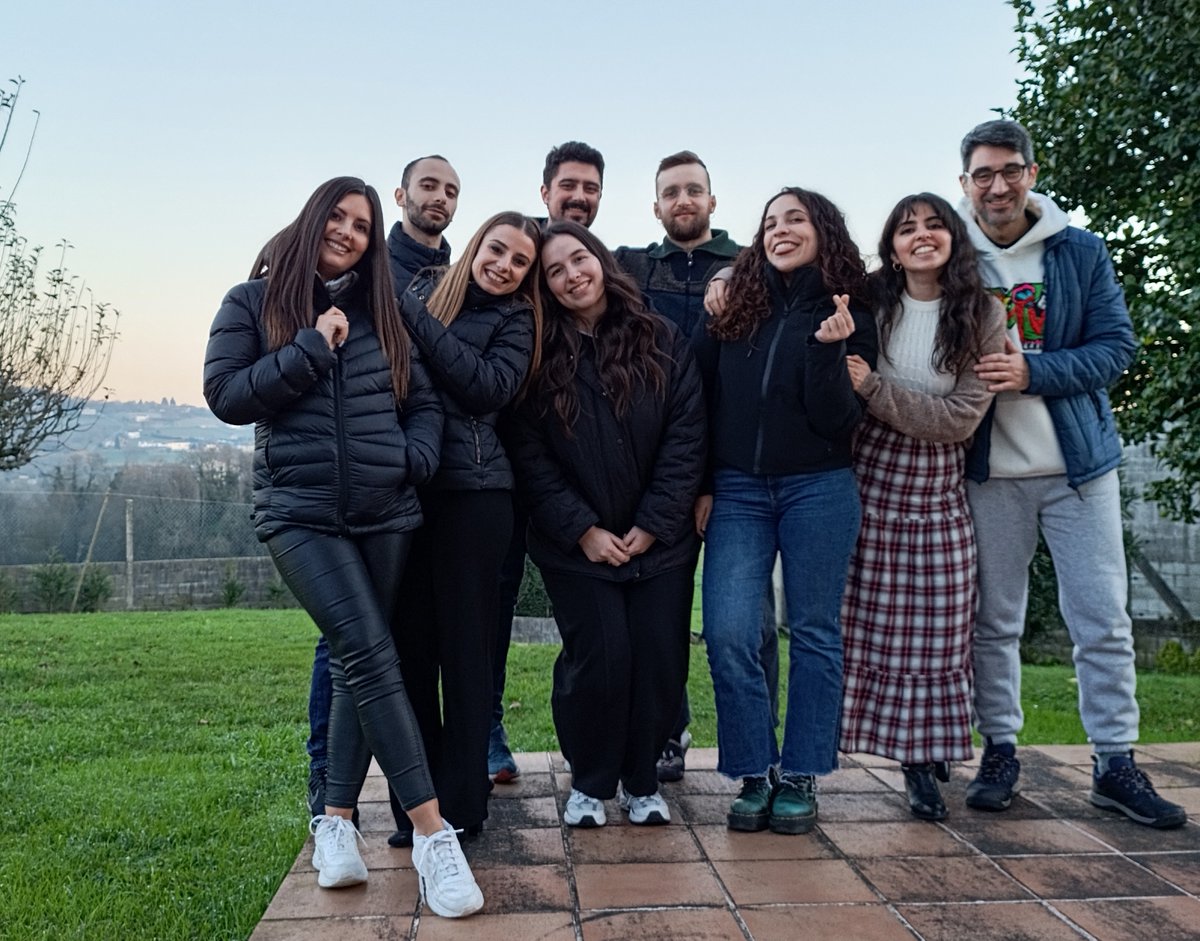 alemaciasblanco's tweet photo. Botillada entre amigos, botillada mejor. Expandiendo El Bierzo por Galicia. https://t.co/f5XJT9ESt5
