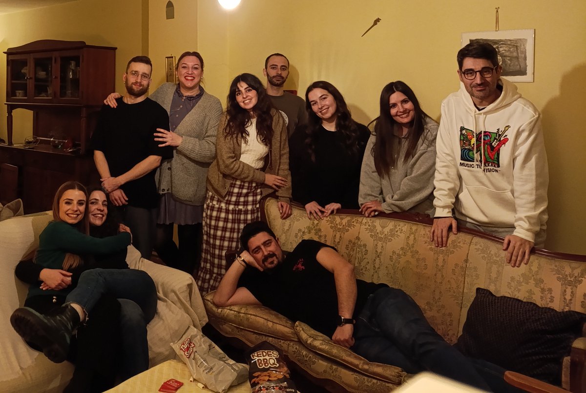 alemaciasblanco's tweet photo. Botillada entre amigos, botillada mejor. Expandiendo El Bierzo por Galicia. https://t.co/f5XJT9ESt5