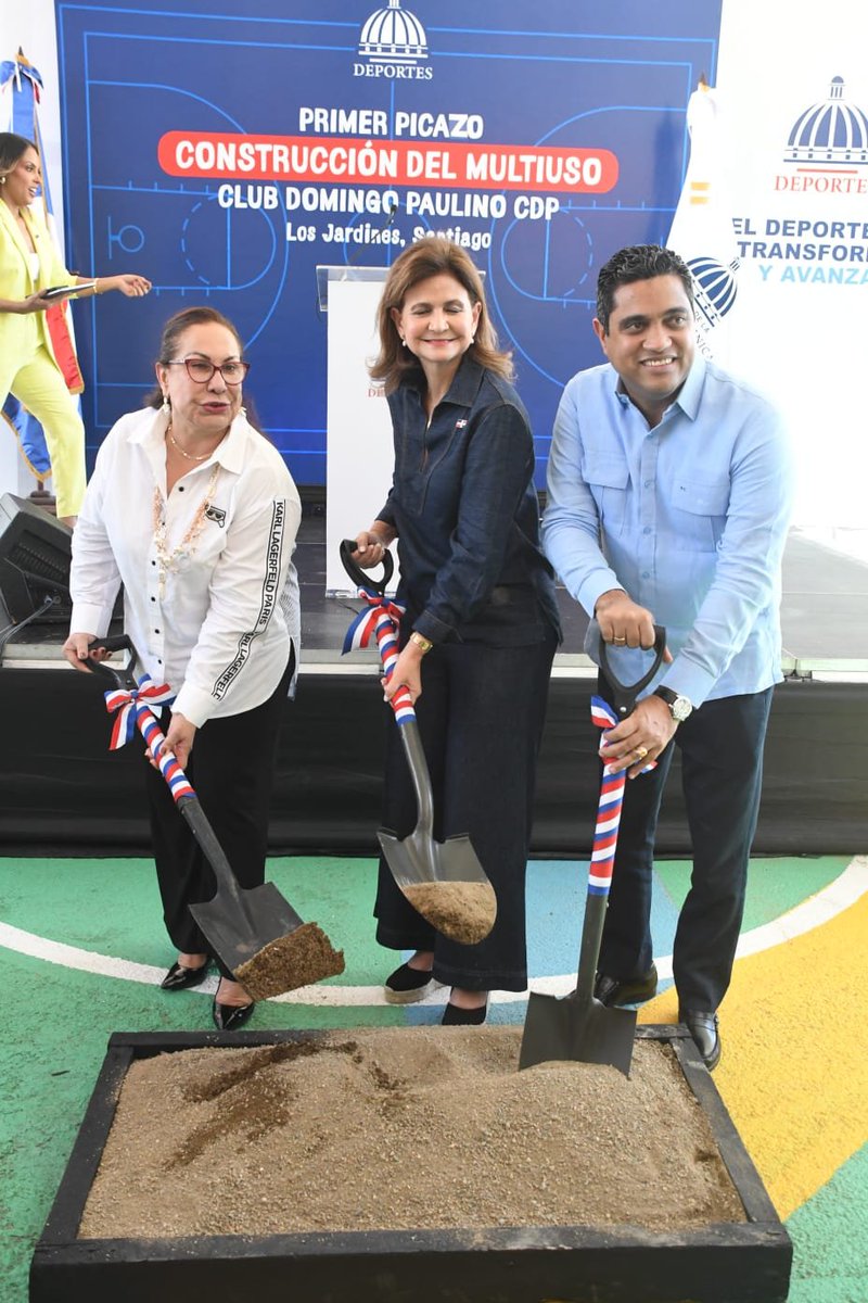 reporteros_rd's tweet photo. Gobierno da primer palazo para construción Polideportivo Club CDP - https://t.co/hs3uLBxtML