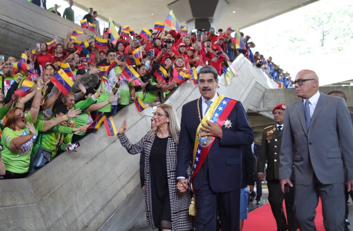 Jefe de Estado de la República Bolivariana de Venezuela, @nicolasmaduro, fue recibido por una multitud entusiasta en el icónico Teatro Teresa Carreño, en donde se celebró la reunión de su mensaje anual a la Nación, como lo establece el artículo 237 de la Constitución Bolivariana.