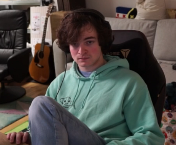 getspingled's tweet image. hey guys. i'm a body language expert and here in tubbo's language we can see he doesn't like dream very much ,.... stay tuned for more body language analysis