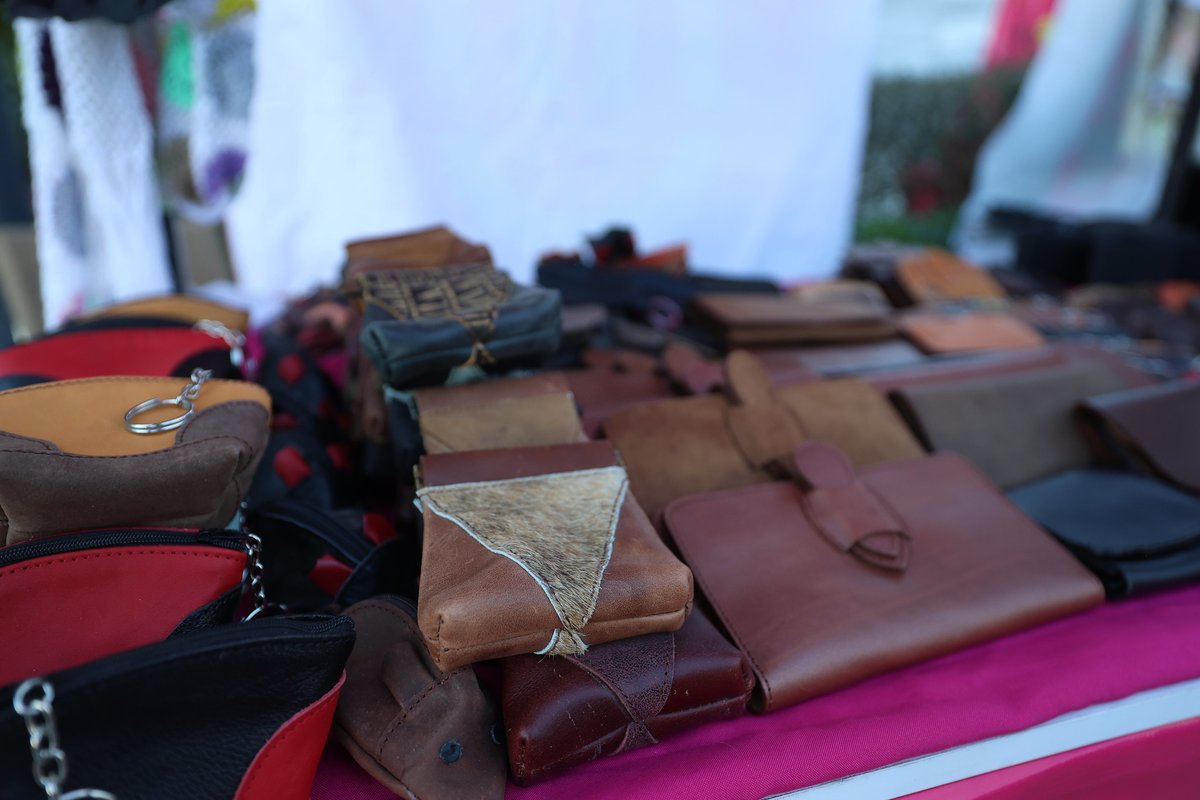 DesarrolloZap's tweet photo. ¡#ExpoHechoEnZapopan esta en el #CISZ! 📢
¡Seguimos apoyando al emprendimiento!
Ven y apoya a nuestras emprendedoras y emprendedores y encuentra diferentes productos y servicios ✨
📍¡Visítanos! Explanada del CISZ frente a comisaría https://t.co/YQgUwY1mE5