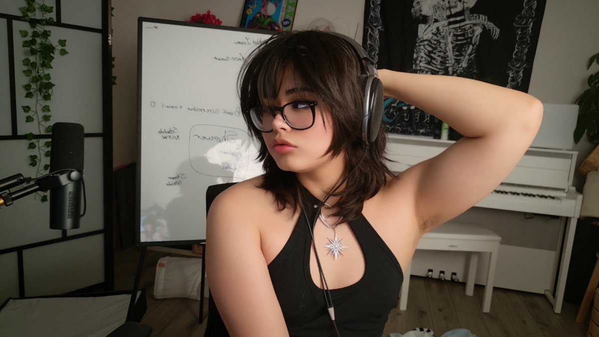 only1kianavi's tweet photo. I’m officially in the top 0.06% of onlyfans creators AND rank 50 NA in league of legends.. I’m smiling through it all I can’t believe this is my life 🥹 https://t.co/7CVpPrKSRg