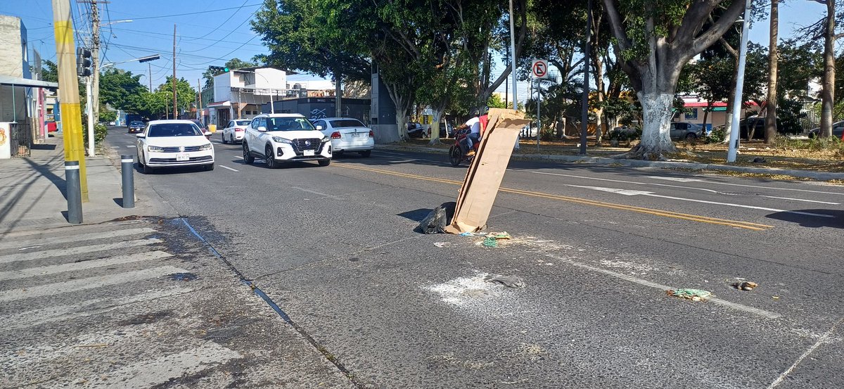 Registro abierto en Av. Cruz del Sur, esquina con barlovento <a href="/GuadalajaraGob/">Gobierno de Guadalajara</a> y/o <a href="/siapagdl/">Siapagdl</a>
Muy riesgoso por la velocidad de los automóviles. En la noche no se ve. Favor de atender reporte