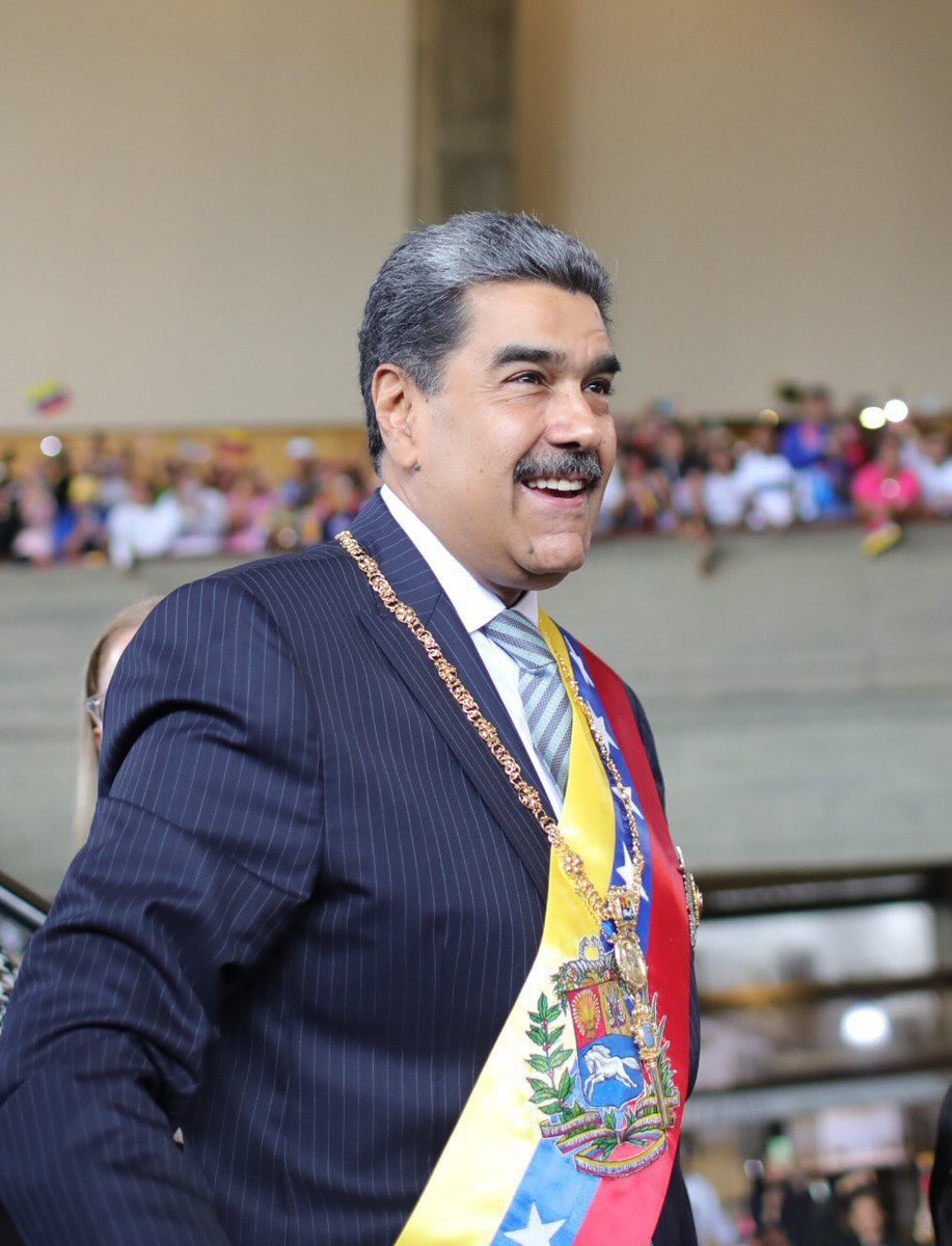 <a href="/NicolasMaduro/">Nicolás Maduro</a> Pdte. <a href="/NicolasMaduro/">Nicolás Maduro</a>: Recibí el apoyo del pueblo, de las fuerzas militares, los cuerpos de seguridad, ocurrió la consolidación de la fusión popular, militar y policial. Allá aquellos que viven de las mentiras, nosotros vivimos del pueblo empoderado y de Dios con sus bendiciones.