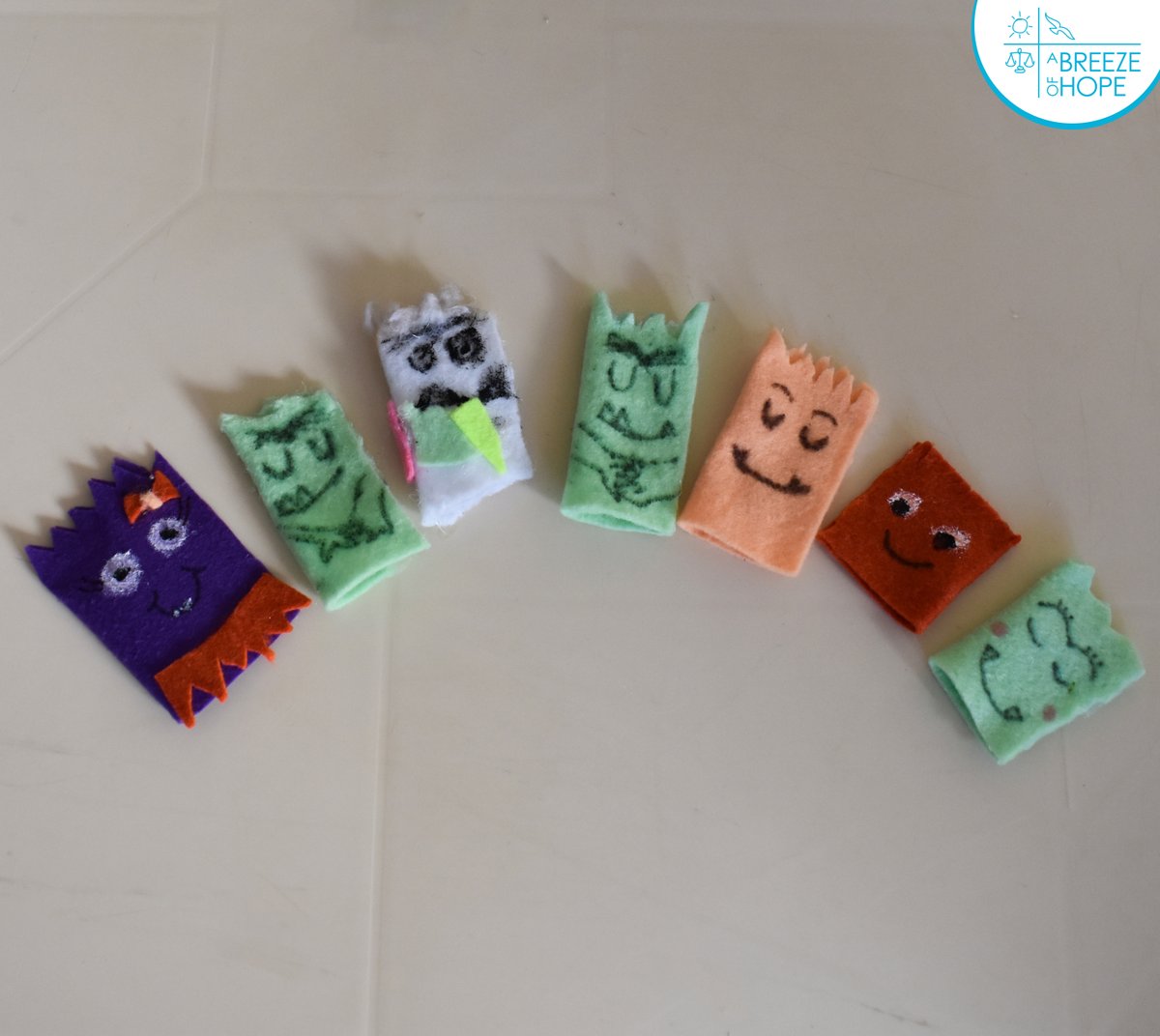 📷 Magical Days full of emotions! 📷
Today, during Magical Days, children and adolescents enjoyed a story about emotions. Afterwards, they created puppets to represent different emotions, combining play and learning.
A fun activity to explore their feelings in a unique way!