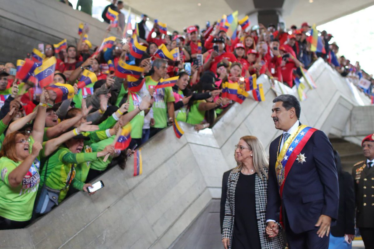 #AlMomento|| "Si tenemos un país en paz, es porque hemos derrotado el odio, la intolerancia, al golpismo, al fascismo". Afirmó el Presidente <a href="/NicolasMaduro/">Nicolás Maduro</a> Desde el teatro Teresa Carreño.

#TupamaroJuróConNicolas