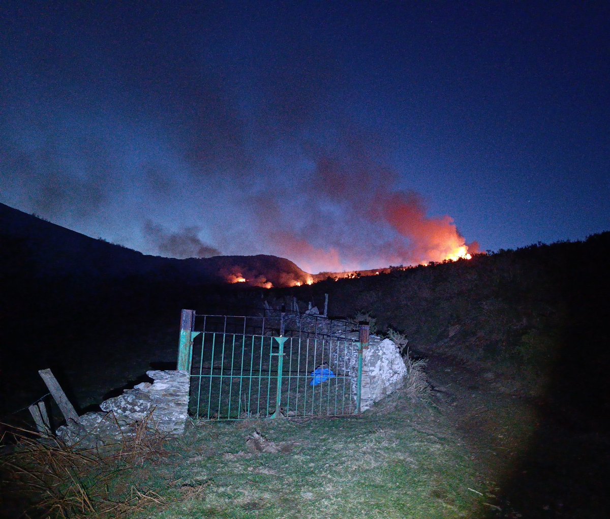 No falla...NO FALLAN.
Tercer día de anticiclón, y x mucho frío de mñn, los amigos del mechero no desaprovechan la oportunidad.
Y NO avisó NADIE...
No sé q es peor, quién prende o quien ni siquiera llama al 112.
Pero los q no fallamos somos los <a href="/AgentesMN/">Agentes del Medio Natural</a> 💪🏽💪🏽👮🏽‍♂️🕵🏽‍♂️🚓