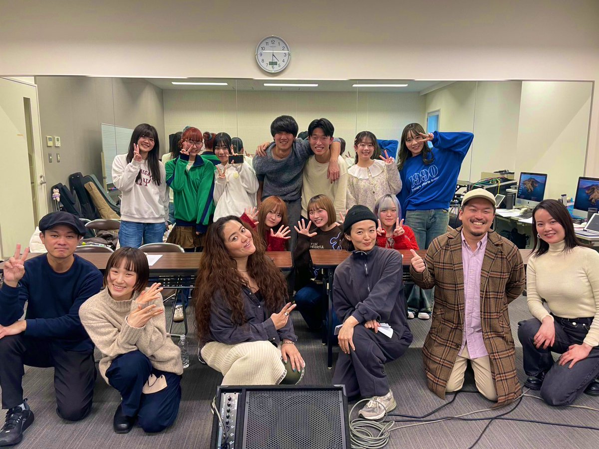 himawawari's tweet photo. 2023年から大阪音大にて弾き語りの実技指導に関わらせてもらっていて、昨日は後期の発表会でした。
学生皆の音楽に感化され、胸いっぱいの一日。そして素晴らしいアーティストの皆さんとご一緒できること、本当に本当に幸せ。 https://t.co/LapfF7B8BE