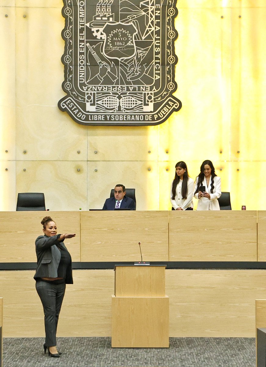 LaRedaccionPM's tweet photo. #Histórico 

Gaby Chumacero tomó protesta hoy como diputada local de la #LXIILegislatura del @CongresoPue y de esta manera se convierta en la primera mujer transgénero en ocupar un curul en este recinto legislativo.

#Puebla https://t.co/U8PM0v4lky