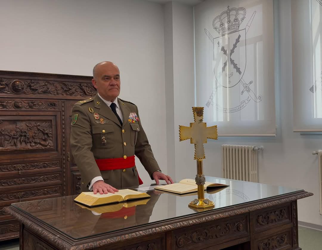 FUTER_ET's tweet photo. El General Luis Francisco Cepeda Lucas ha asumido hoy el mando de la División Castillejos con el compromiso de afrontar los nuevos retos que este destino requiere.
#DIVCAS
#Castillejos https://t.co/IAg8NagPD0
