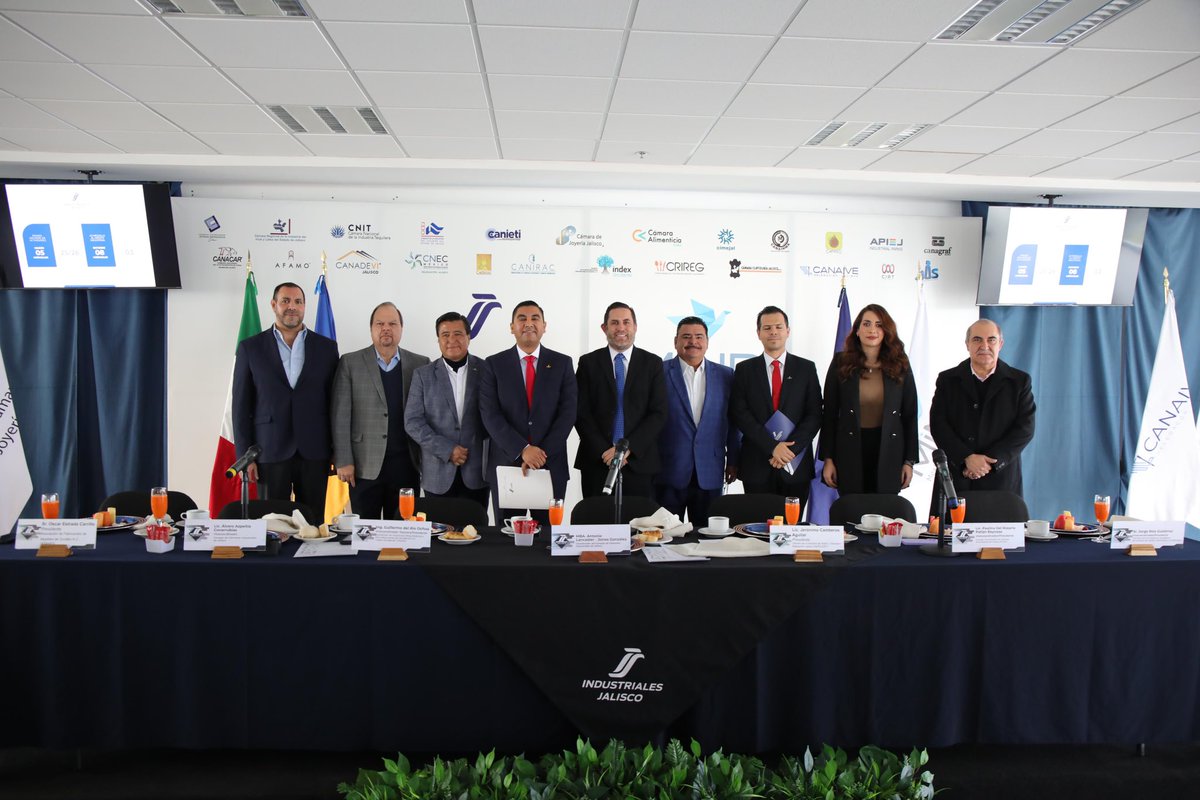 CIRT__JALISCO's tweet photo. Arrancamos el año con la Primer Reunión Ordinaria del @CCIJalisco 
En la que estuvo presente nuestro presidente de la @CIRTJAL @jeronimocamber2 reiterando el compromiso de juntos trabajar por el desarrollo económico y social de Jalisco. #CCIJ #CirtJalisco https://t.co/R4uO6FHLvp