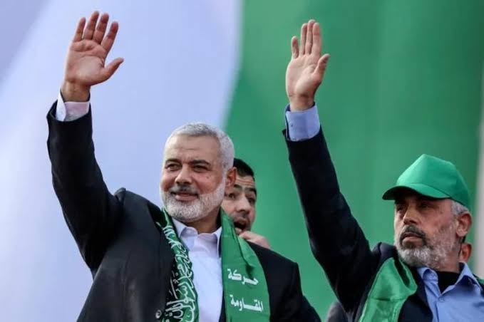 Tarihe altın harflerle geçtiler, elhamdülillah.

#sondakika #hamas #gazze #ismailheniye #yahyasinwar