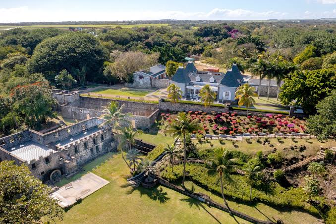 toseen244's tweet photo. Mauritius.... a volcanic island nation known for its stunning beaches, lagoons and reefs. There are other attractions like Blaclava Ruins a national monument, Flacq Market for tourists to buy different items #exploremauritius https://t.co/agxSogjrVx