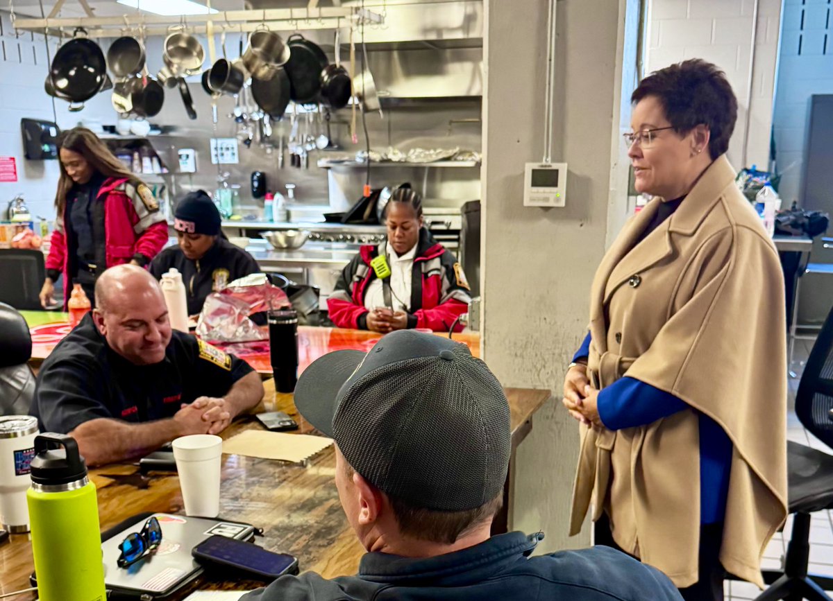dcfireems's tweet photo. Honored to host outgoing US Fire Administrator @DrLoriUSFA at the L’Enfant firehouse of Engine 13 and Truck 10 as she conducted a media interview on the California wildfires and took the time to say thanks to members of #DCsBravest. https://t.co/fAwiX32Q7M