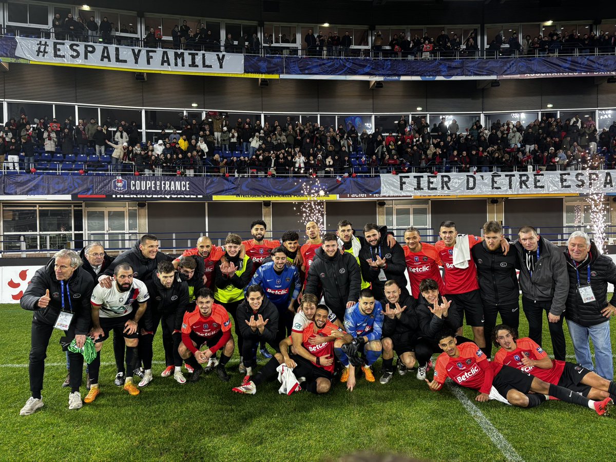 Footballogue's tweet photo. C’est eux les vrais vainqueurs : le FC ESPALY MADAMES ET MESSIEURS ! ❤️🖤 👏 https://t.co/zLa3pWgp0I