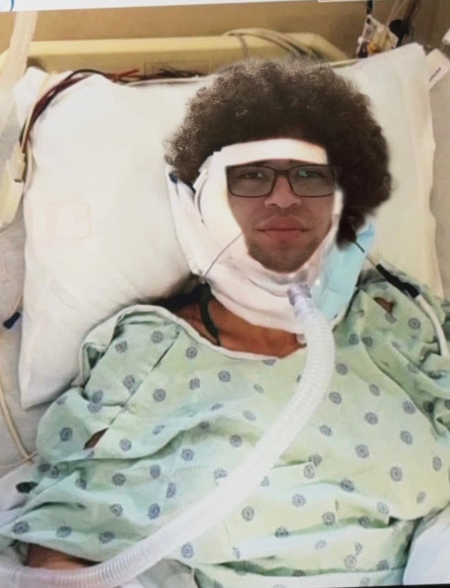 Mobufanaccount's tweet photo. Salut les péteurs 💥💨 Ca farte ? 👏🤣
Pas pour @ShadicPotato en tout cas il est gravement malade dû à un manque accru de bissap 😔🤕🫁
Svp la team il a besoin seulement de 800.000€ pour remplir ses placards du précieux breuvage 🫨🍷 
#DuBissapPourMobu https://t.co/TyqLRJYDl1