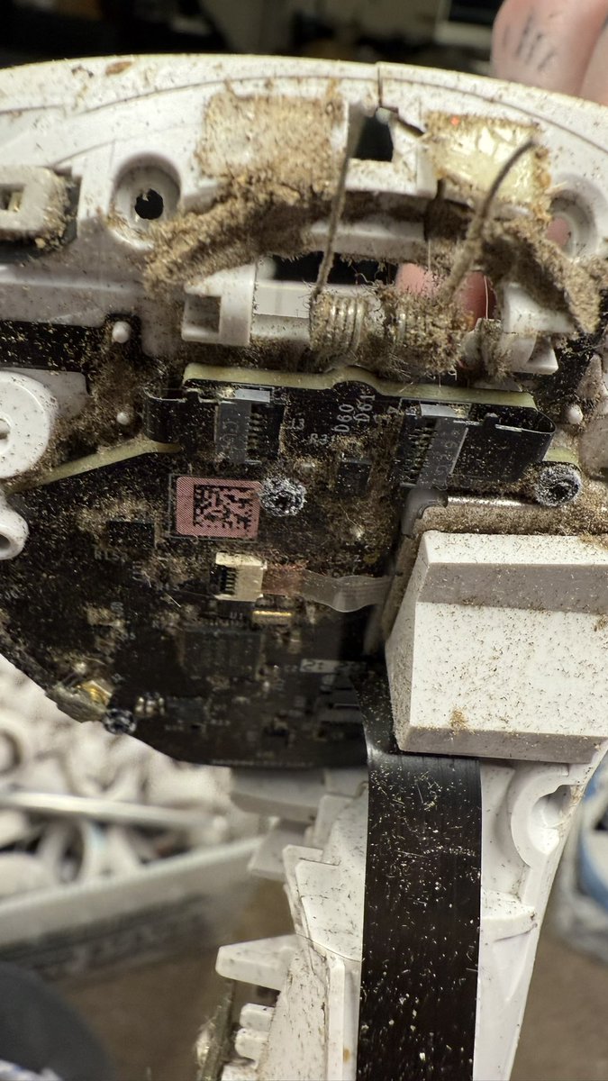 This might be the dirtiest Quest 2 controller I’ve ever opened. #quest2 #meta