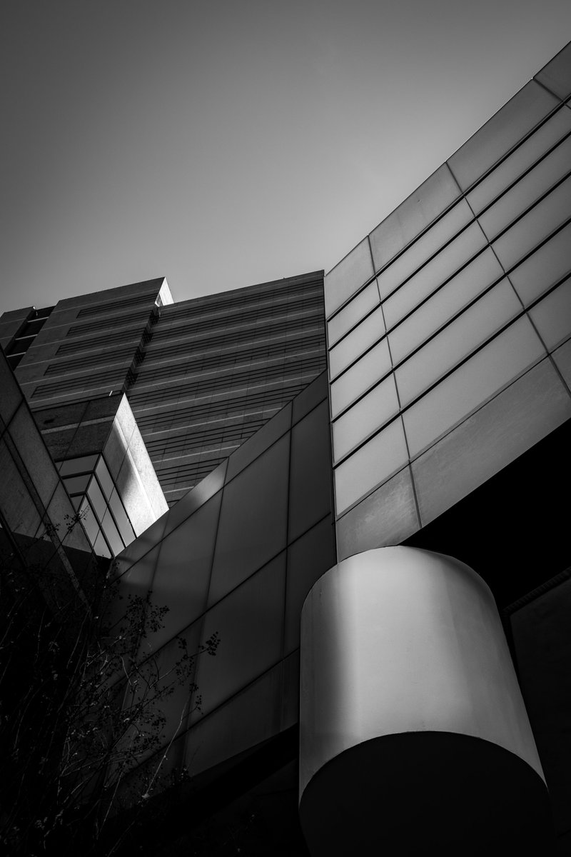 CorbeledBrick's tweet image. Been a minute since I&apos;ve done an edit like this. Definitely need to get out and photograph more architecture.

#bnwphotography #photography #skycraper #canonusa #canon #architecture #fineartphotography #moodygrams #architecturephotography #artofvisuals #fineartphotography
