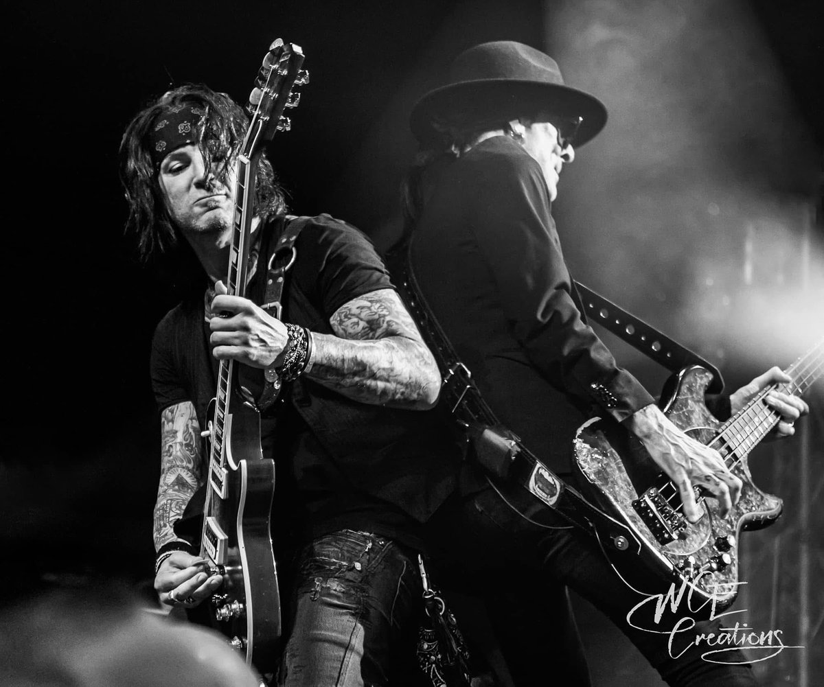 AlexDaleWCE's tweet image. These two! 🙌 Love this shot! 
@acevonjohnson &amp;amp; @johnnymartinbass 
#thesetwo #lovethisshot #blackandwhitephotography #acevonjohnson #johnnymartin #laguns  #myphoto #wcecreations #wordscantexplain #concertphotography #livemusic #rocknroll #gigphotography #bandphotography