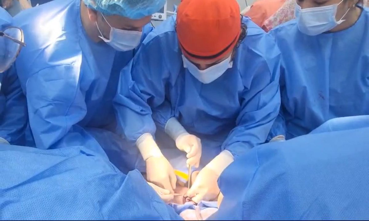 HUniversitarioG's tweet photo. #ElNuevoEcuadorResuelve| En el @HUniversitarioG se realizó cirugía durante cesárea a paciente con embarazo gemelar de 35 semanas, debido a malformación congénita gastrointestinal que presentó uno de los recién nacidos. https://t.co/z412AAqAUm