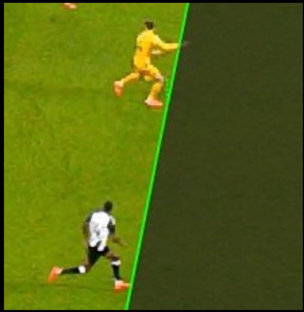 FPL_Disorder's tweet photo. Did VAR room really draw the onside line assuming the Wolves defender was the attacker? They only draw onside dotted lines (green) on attackers https://t.co/hMELAEH7RK