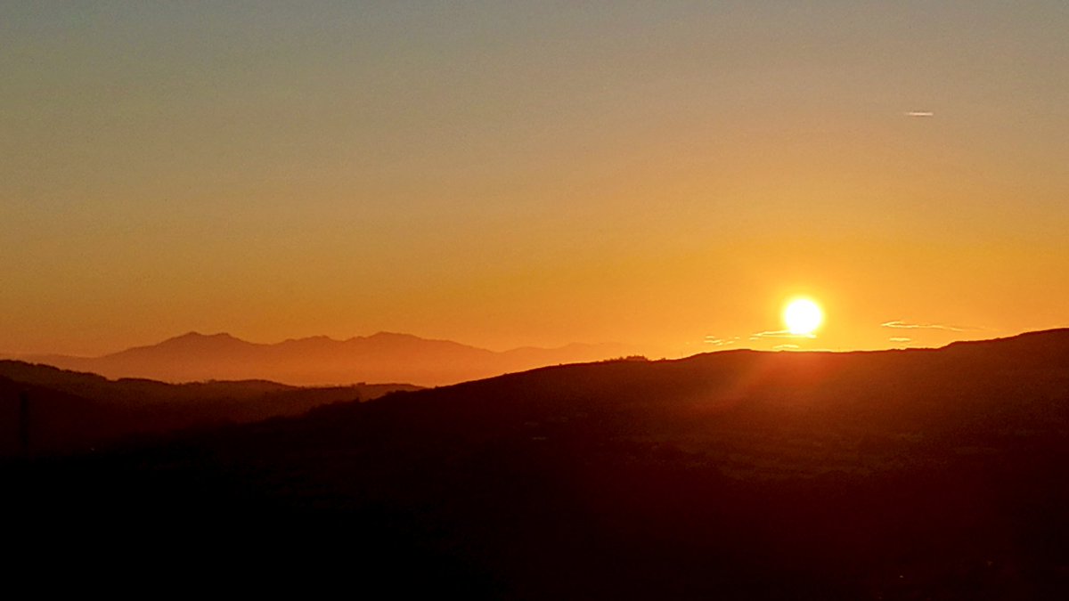 mjgardner73's tweet photo. Sunset to moonrise the views are still impressive.#Gourock #lylehill #arran @BBCScotWeather @WindyWilson88 @ThePhotoHour @discinverclyde https://t.co/EDa6B5NPsu
