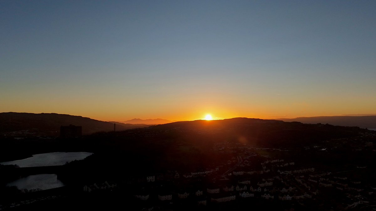 mjgardner73's tweet photo. Sunset to moonrise the views are still impressive.#Gourock #lylehill #arran @BBCScotWeather @WindyWilson88 @ThePhotoHour @discinverclyde https://t.co/EDa6B5NPsu