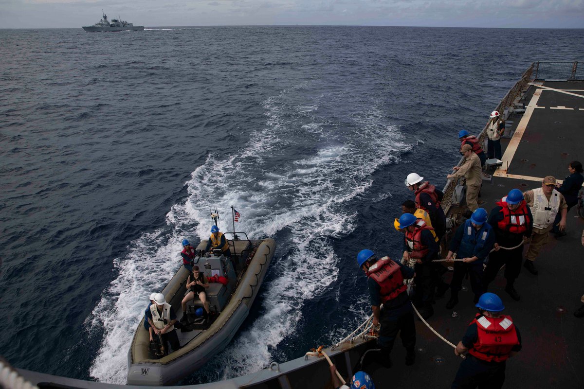 USPACOM's tweet photo. 🇺🇸 - 🇨🇦
Forward deployed, #USSHiggins teamed up with the @RoyalCanNavy's Halifax-class frigate #HMCSOttawa for a bilateral operation in the South China Sea.
📸 MC3 Trevor Hale | @usnavy @us7thfleet @uspacificfleet https://t.co/yYW9UIhhn6