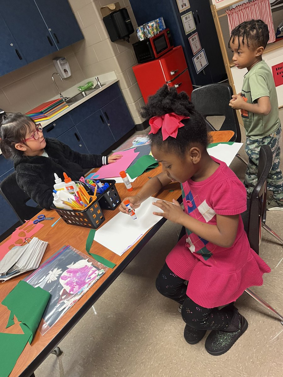 MES_Coach's tweet photo. It was a great day to add backgrounds to our Eric Carle inspired pieces. We ♥️ our Storytellers Palette Club! #Ultimate LearningExperience @MabletonES https://t.co/zWf9WlxIDZ