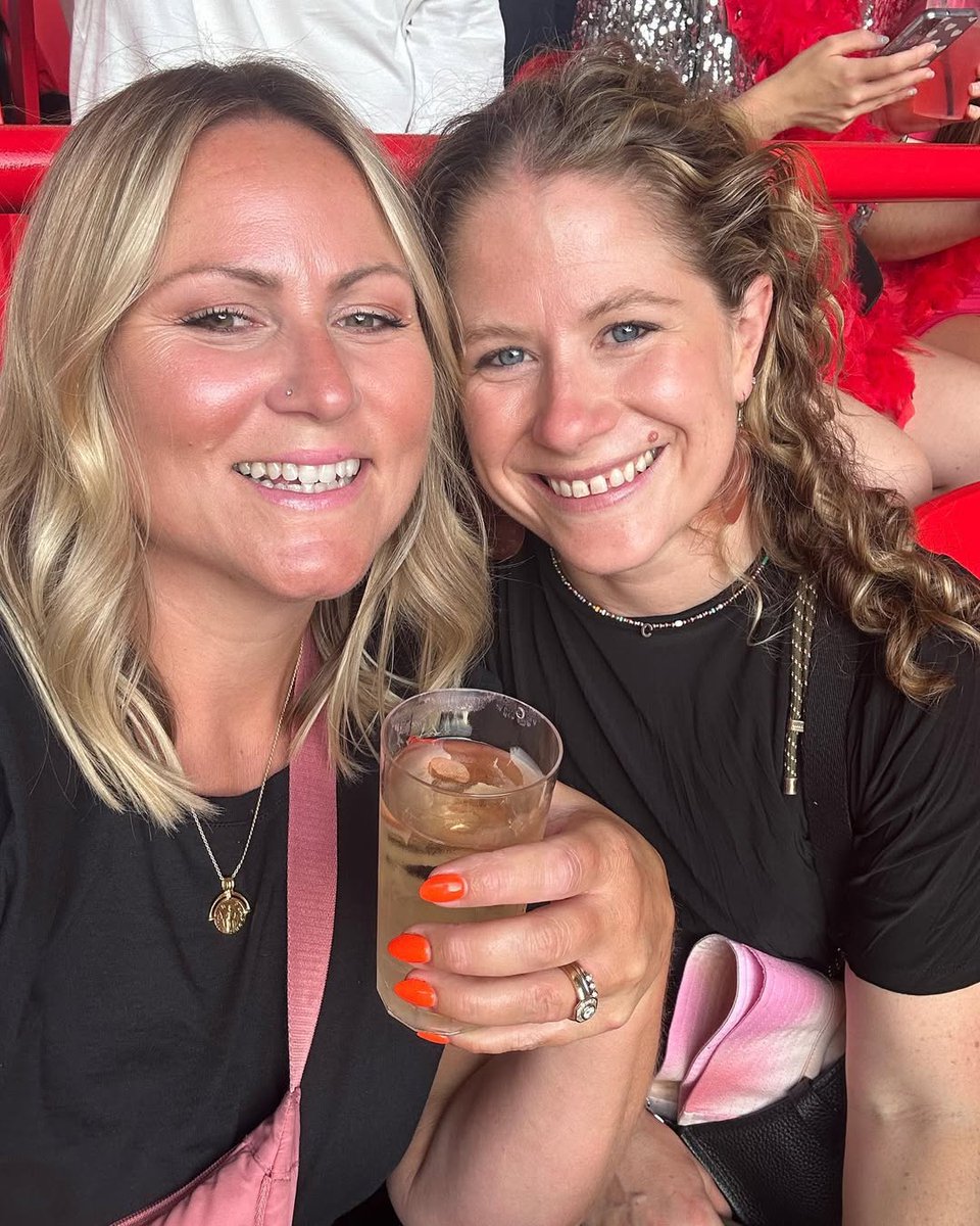 The best partner to share my first concert with. Thank you girl. I 🫶🏼 you 🌈💃🏼✨