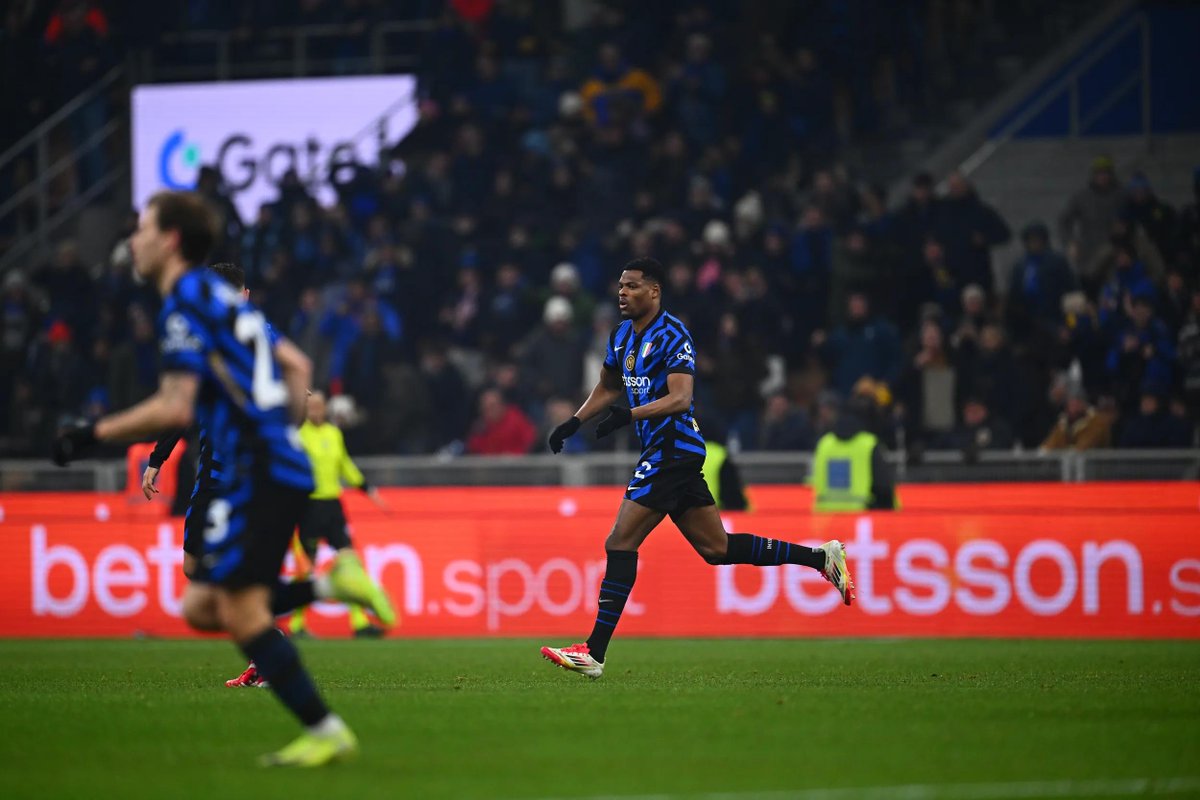 InterClub1908's tweet image. ⚫🔵🐍@SerieA #InterBologna 2-2 l'@Inter la spreca i nostri gol sono di #Dumfries e #LautaroMartinez SEMPRE #FORZAINTER #AMALA #SempreForzaInter #PazzaInter #IMInter #DAZN #InterFans #InterClub1908
Seguite il profilo di riserva @InterClub1908_ 🖤💙