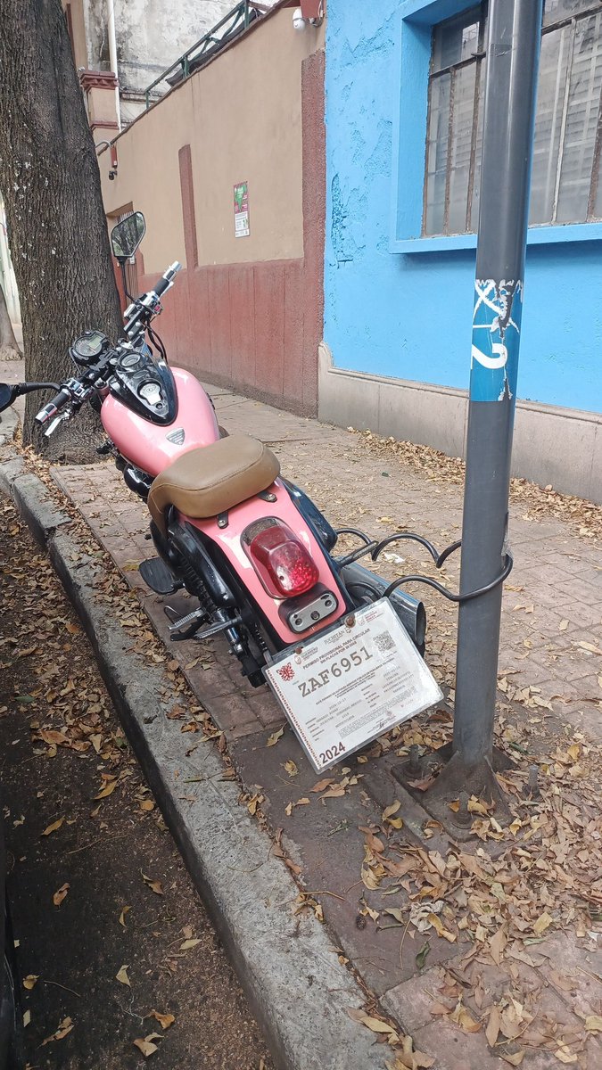 sofia_1791's tweet photo. @VigimoviCDMX ésta motocicleta tiene más de 1 semana estacionada sobre la banqueta. Se supone que está prohibido https://t.co/iD5KcbVHZM