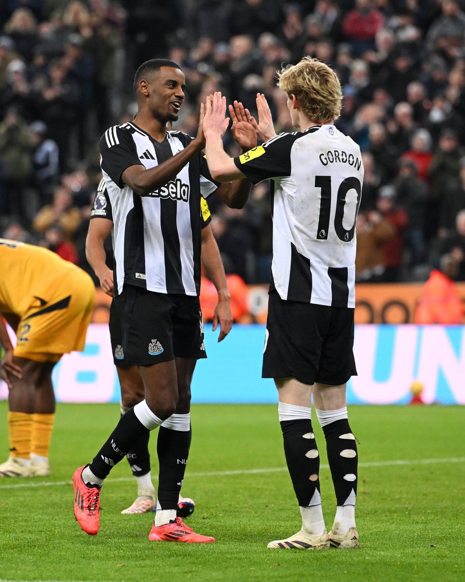 Martin Dubravka is seemingly reaching his career peak at the age of 36. His incredible shot-stopping form and distribution has completely transformed us. 🧤 

Lewis Hall is the best left-back I’ve ever seen at Newcastle. And he’s 20. 😂

Dan Burn has probably been our player of