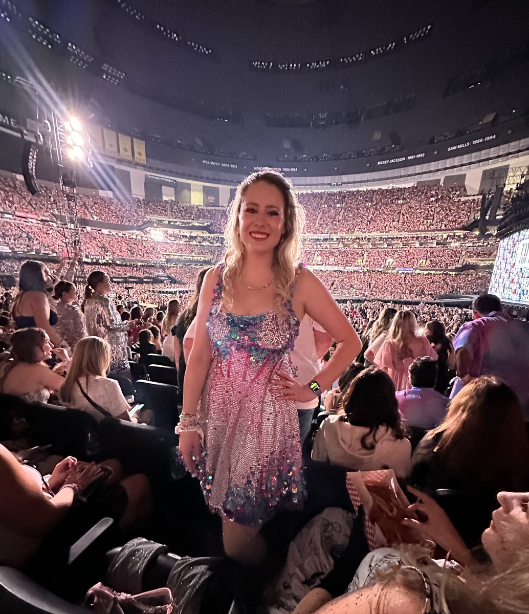 rsloverr6's tweet photo. @taylornation13 Take us back to our debutation mashup…. Our song x CIWYW💚🖤 https://t.co/cDmYCBzicm