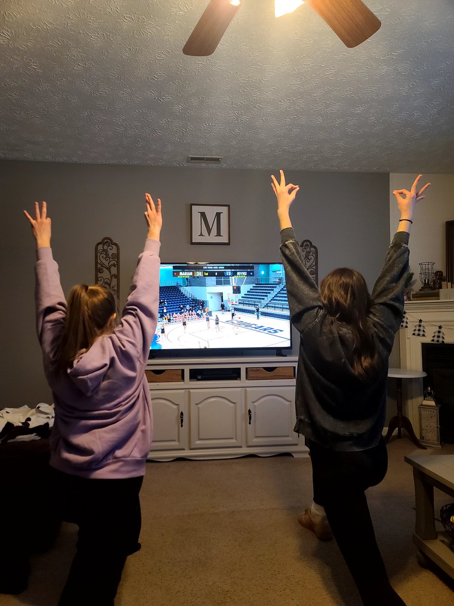 Teresa hits an end of the 1st quarter half court buzzer beater! <a href="/teresamaggio14/">Teresa Maggio</a>