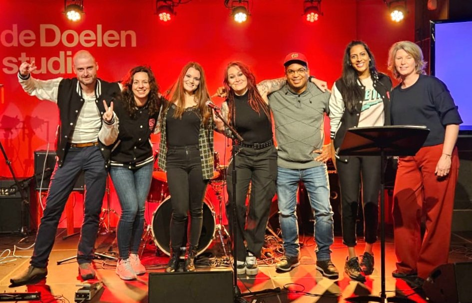 shirleys86's tweet photo. Weer een tof optreden met onze band en andere bandjes #music #band #soundslikeaplan #muziek #rotterdam #coverband #songs #jamsession #dedoelen #writingownsongs #rock #pop @GirlPower_Radio https://t.co/Z9lTGriK9H