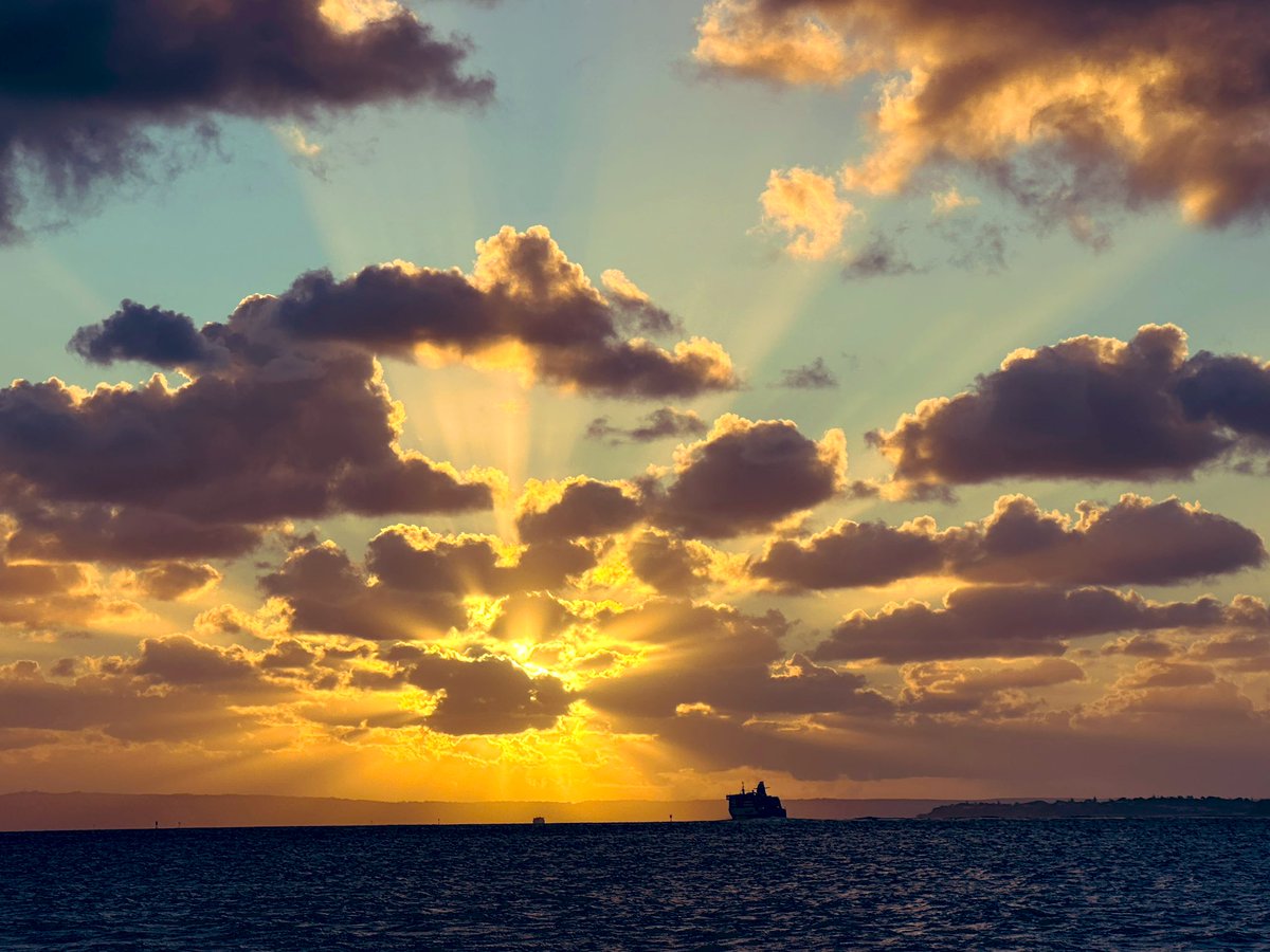subbie's tweet photo. Another edition of the #shippingnews with added #glisk #running #swimming #ships https://t.co/h5Q7ABbuR1