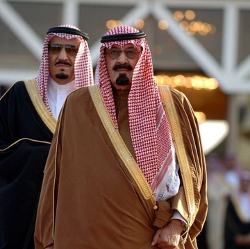 خلف بن هذال، شاعر الوطن، يدخل مجلس الأمير عبد الله بكل ثقة. يلقي بيتًا من الشعر… لكن فجأة، تتغير الأجواء! 😯
الأمير يأمره بالطرد فورًا! 
لكن لحظة… خلف يرد بكلمة واحدة قلبت الموقف تمامًا وجعلته يعود إلى المجلس مرفوع الرأس.

وش قال؟ وكيف تحولت القصة من طرد إلى تقدير؟
الجواب في