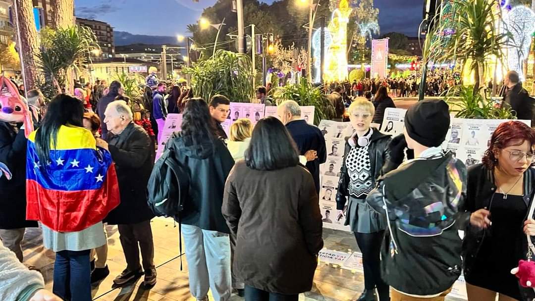 EscarletPinero's tweet photo. 🇻🇪Ni un solo día dejaremos de alzar la voz por nuestros hermanos venezolanos que viven en represión y por eso salimos en Murcia el pasado 30 de diciembre para gritar libertad para nuestro compañero @LuisTarbay
y todos los presos políticos en Venezuela. 
#LuisTarbayLibertad https://t.co/4qgDPZGPKA