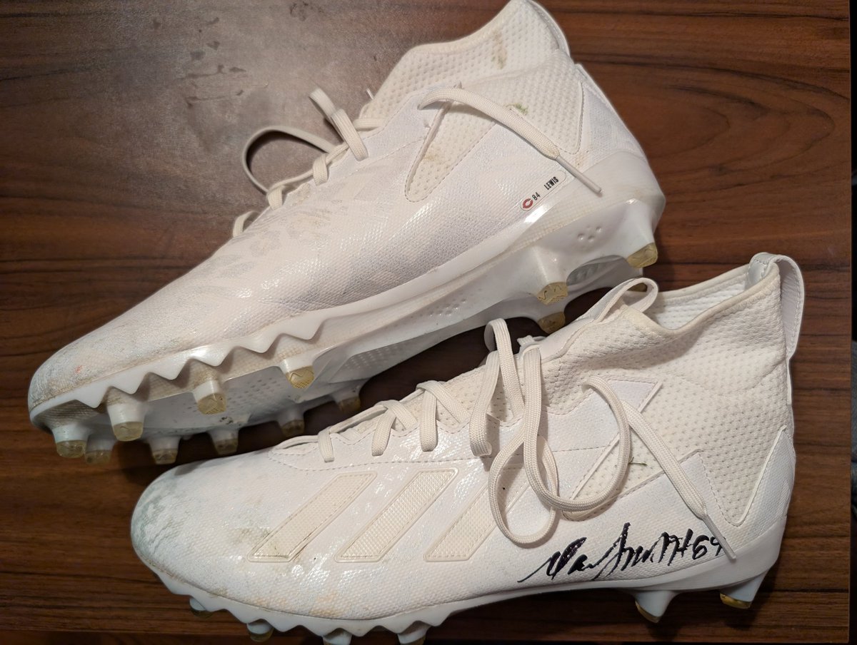 Desi_M's tweet image. Thank you @MarcedesLewis89 for hooking it up this season with your Adidas cleats and gloves for the collection!  You wore the navy and orange with pride.  Glad you're not calling it quits...still a lot of gas in the tank!  Have a great off season and thanks again!

#JustAHobby