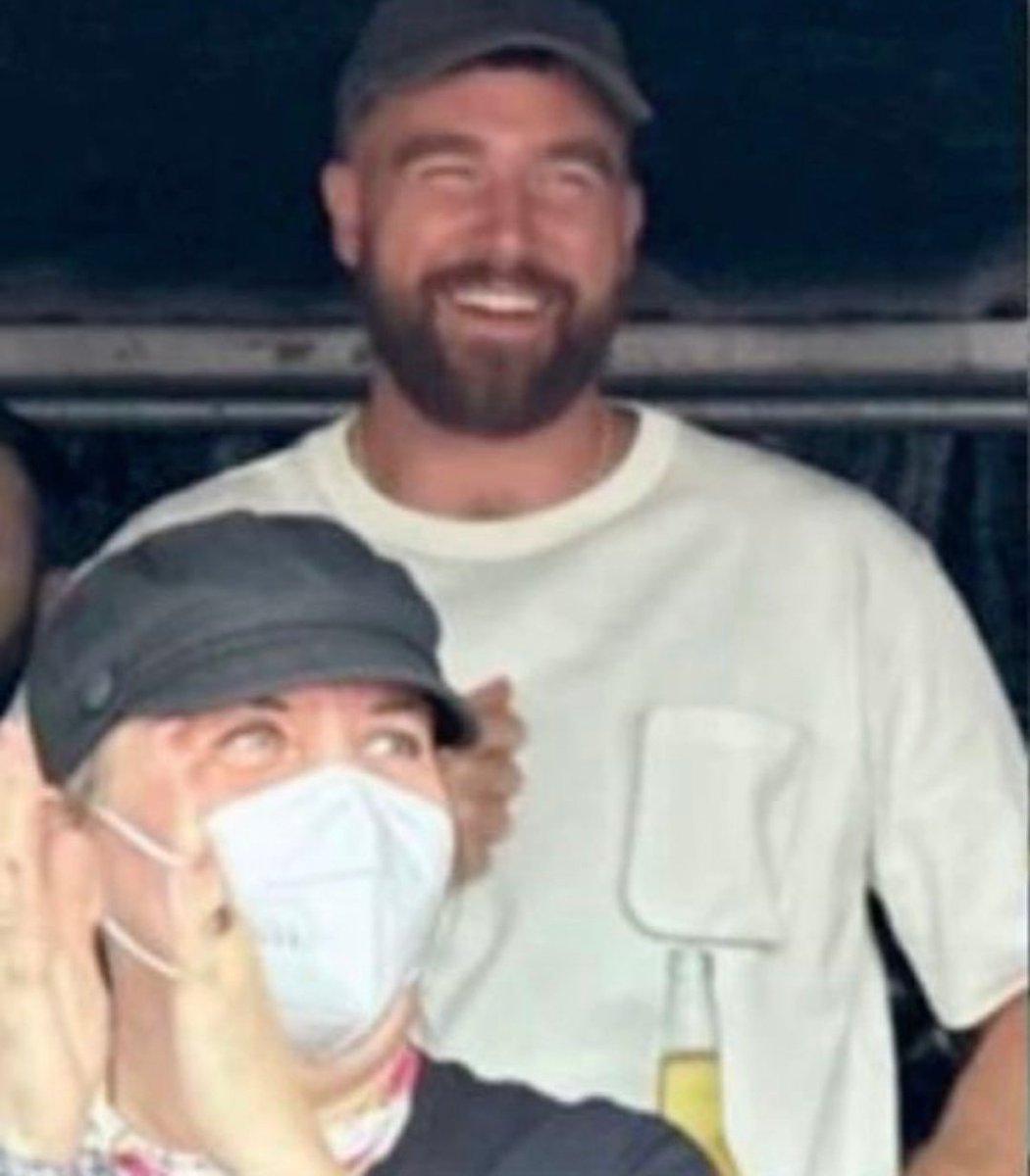 flowersshaze's tweet photo. "That's the beauty of being in a strong relationship. That's why I wanted to be at the concerts supporting her and being there for her making sure she feels comfortable and supported in everything she's doing in life"
See how easy it is, he's not a green flag he's a green forest https://t.co/euHqlAHecd