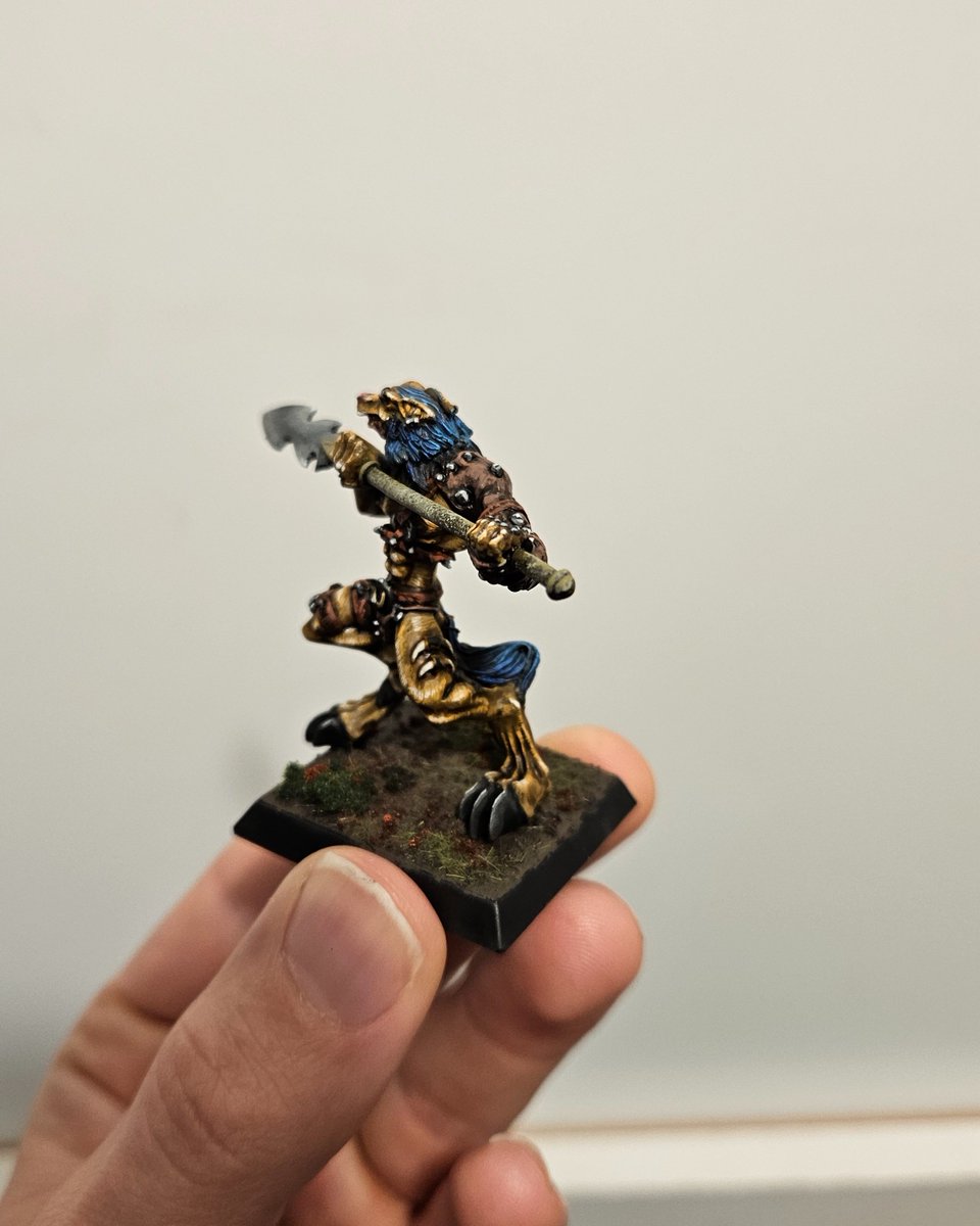 1 Wolfen Tracker from the Wolves of Yillia for Confrontation done! Practicing NMM and fur textures, quite a challenge.

Someone described them as BDSM werewolves and they aren't wrong. 

#minipainting