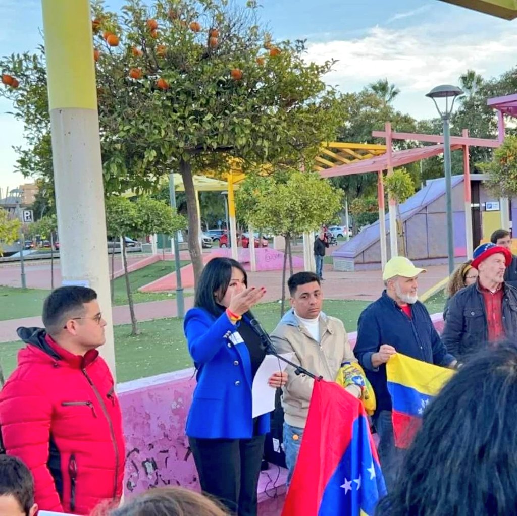 EscarletPinero's tweet photo. 🇻🇪En #Murcia los venezolanos también salimos el pasado #10Enero a la calle a reivindicar que Edmundo González @EdmundoGU es el presidente legítimo de Venezuela acompañando desde la distancia a nuestra líder @MariaCorinaYA que hizo rugir la calles de Caracas. 
#GloriaAlBravoPueblo https://t.co/8XKc79GE6Z