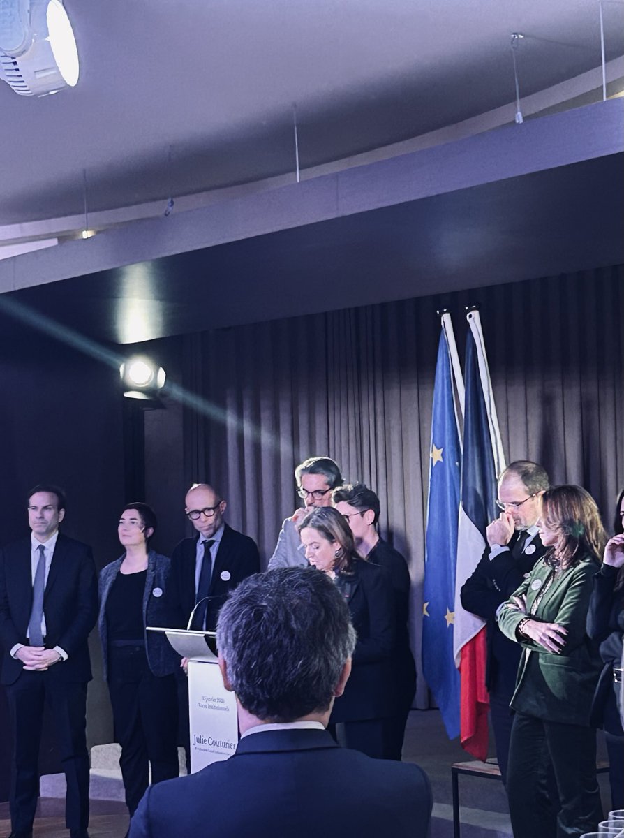 Pour 2025, ⁦<a href="/CNBarreaux/">Conseil national des barreaux - les avocats</a>⁩ ⁦⁦<a href="/JulieCouturier_/">Julie Couturier</a>⁩ souhaite  que notre État de droit ne vascille pas ⁦<a href="/justice_gouv/">Ministère de la Justice</a>⁩ ⁦<a href="/GDarmanin/">Gérald DARMANIN</a>⁩ ⁦<a href="/AssembleeNat/">Assemblée nationale</a>⁩ ⁦<a href="/Senat/">Sénat</a>⁩