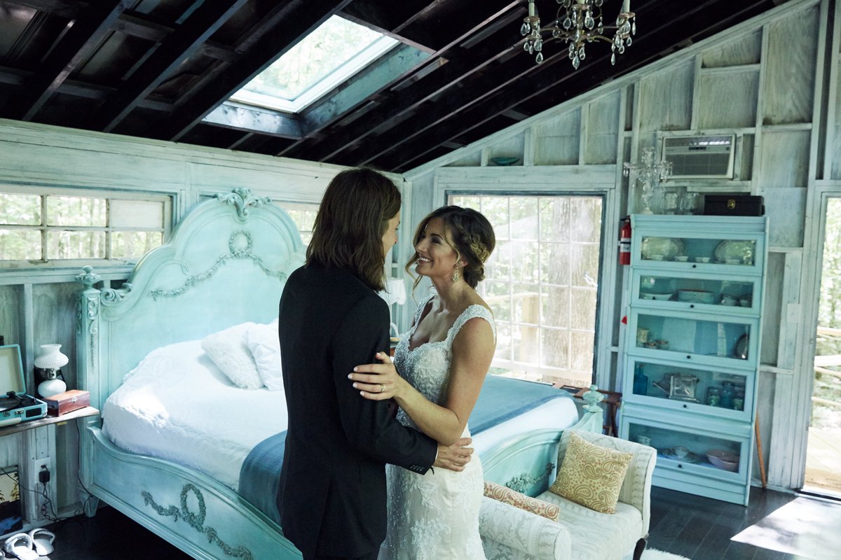 I built my bride a treehouse for our honeymoon. 🛠️🌲

We never imagined it would become one of the most sought-after stays in the country, featured in Forbes, Netflix, and Travel Leisure.

Here’s how a romantic escape turned into a world-renowned retreat. ✨