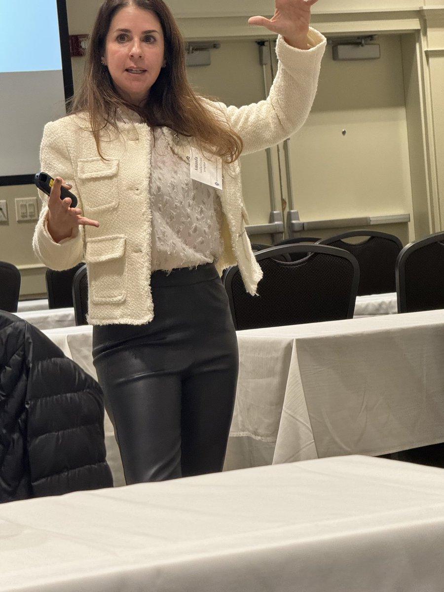 amandavande1's tweet image. Apparently I talk w my hands. Loved talking the Science of Learning today w GA educators.