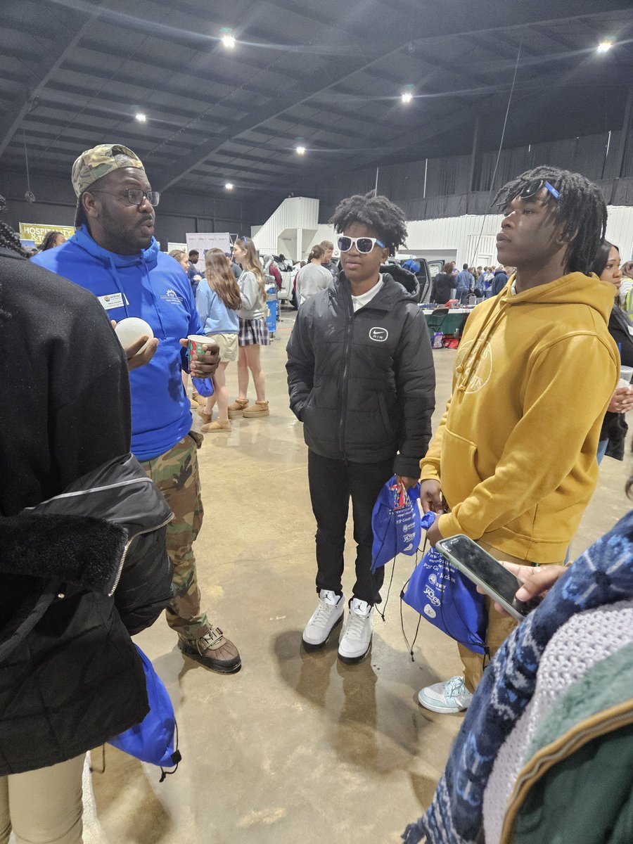 npmspanthers's tweet photo. Our 8th grade scholars were able to participate in Pathways 2 Possibilities today. They were able to speak with industry leaders as well as participate in real-life activities. #preparingforthefuture @suptking @JMCSchools @DrShemon https://t.co/nB2MauerCJ