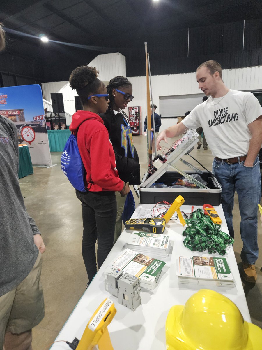 npmspanthers's tweet photo. Our 8th grade scholars were able to participate in Pathways 2 Possibilities today. They were able to speak with industry leaders as well as participate in real-life activities. #preparingforthefuture @suptking @JMCSchools @DrShemon https://t.co/nB2MauerCJ